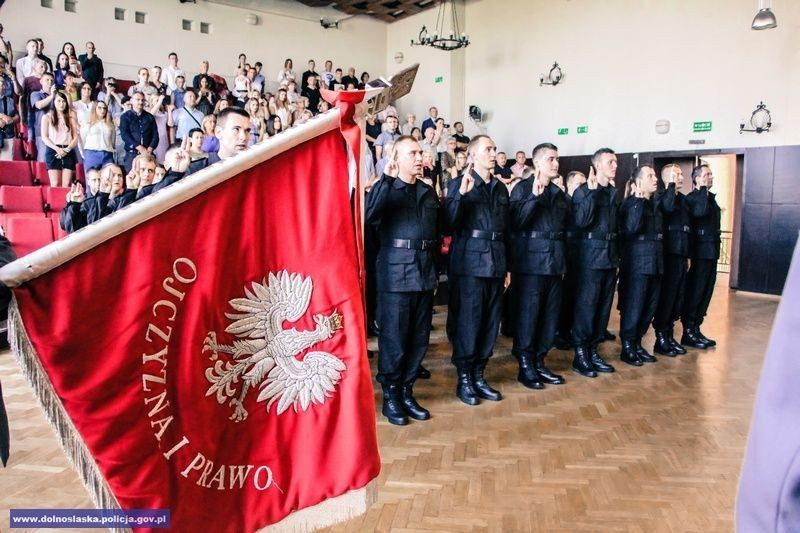 Ślubowanie nowo przyjętych policjantów. Jeden z nich służyć będzie w Bolesławcu