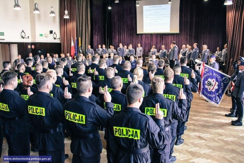 Ślubowanie nowo przyjętych policjantów. Jeden z nich służyć będzie w Bolesławcu
