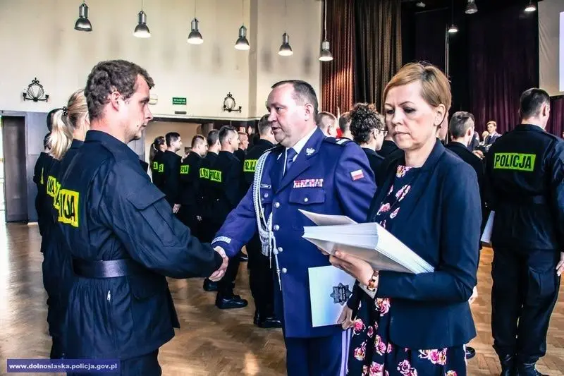 Ślubowanie nowo przyjętych policjantów. Jeden z nich służyć będzie w Bolesławcu