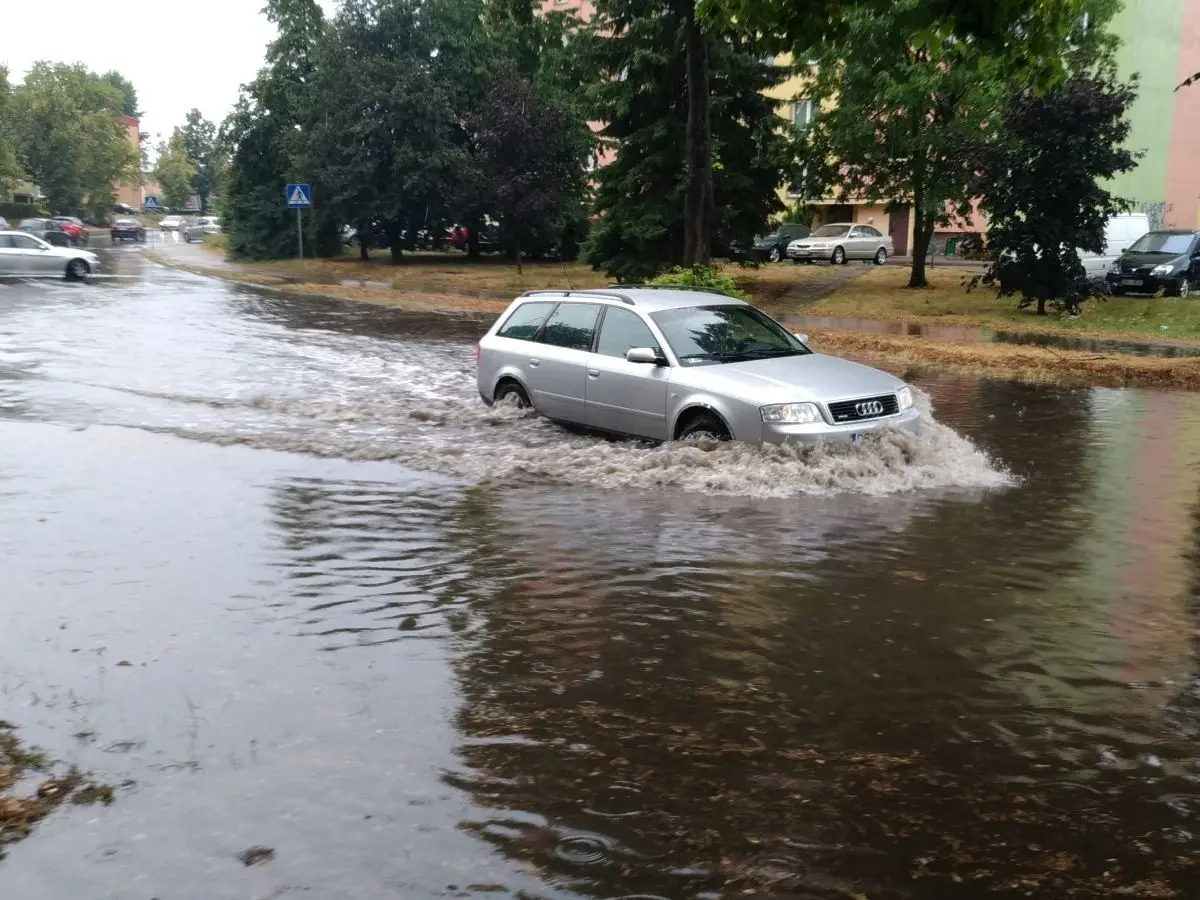 Zalana ulica po nawałnicy w Bolesławcu