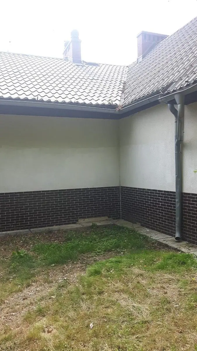 Bohomazy zniknęły z elewacji Domu Ludowego w Otoku