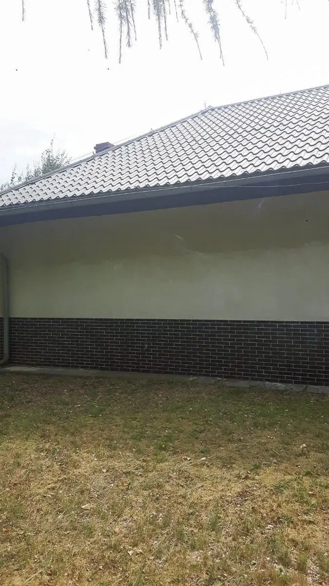 Bohomazy zniknęły z elewacji Domu Ludowego w Otoku