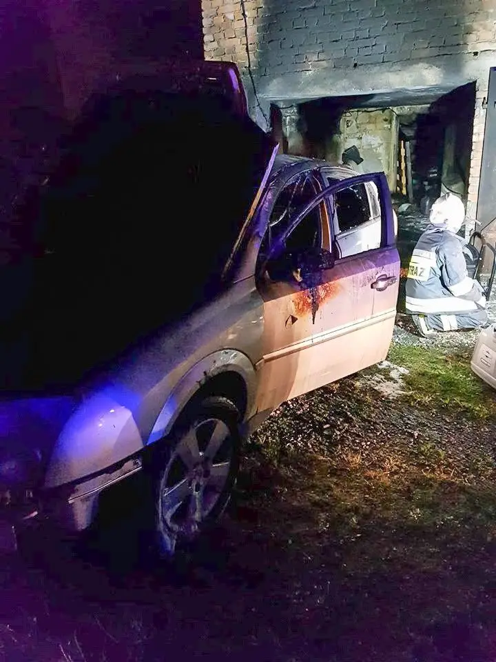 Pożar auta w Raciborowicach. Jedna osoba ranna