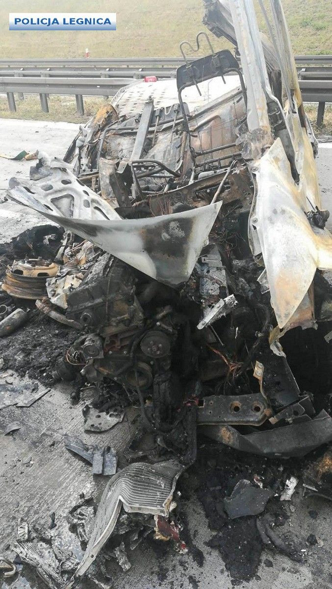 Auto stanęło w ogniu na A4. Kierowcy i policjanci uratowali życie mężczyźnie