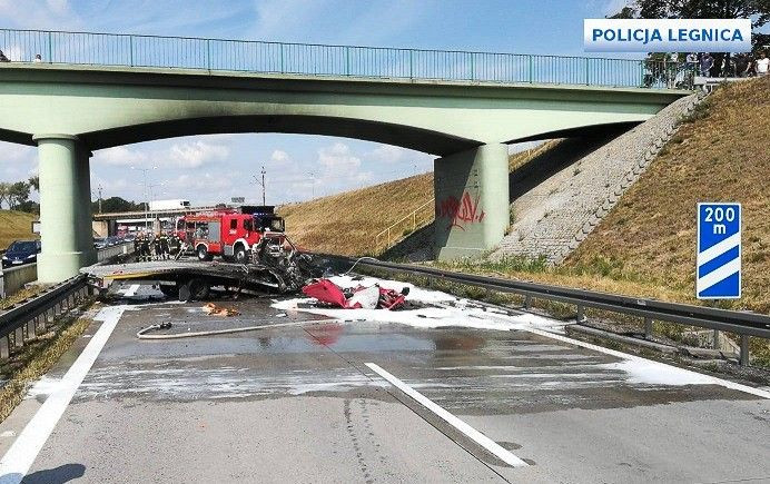 Auto stanęło w ogniu na A4. Kierowcy i policjanci uratowali życie mężczyźnie