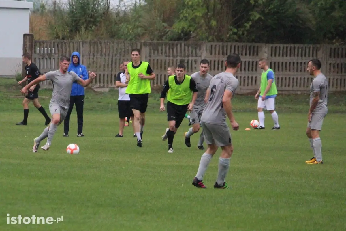 BKS pewnie wygrywa sparing KS Stare Jaroszowice