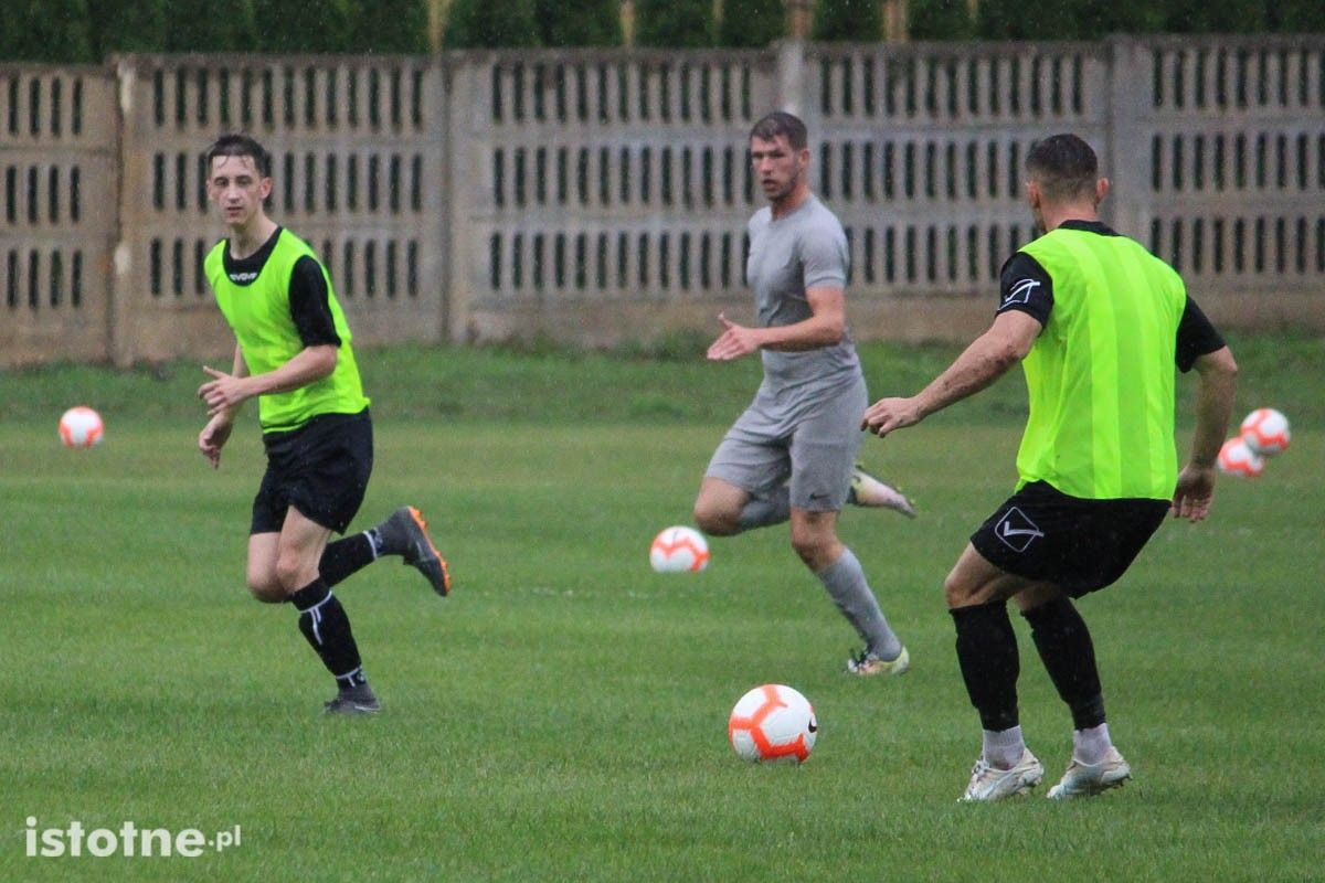 BKS pewnie wygrywa sparing KS Stare Jaroszowice