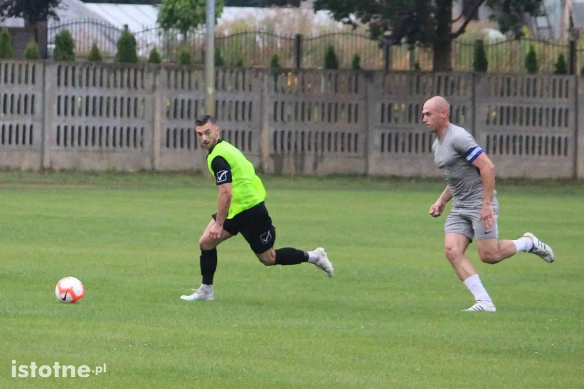 BKS pewnie wygrywa sparing KS Stare Jaroszowice