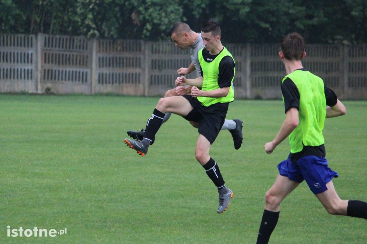 BKS pewnie wygrywa sparing KS Stare Jaroszowice