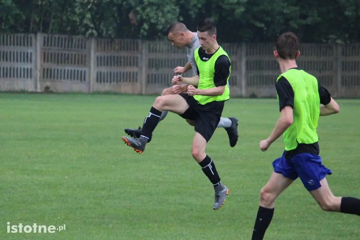 BKS pewnie wygrywa sparing KS Stare Jaroszowice