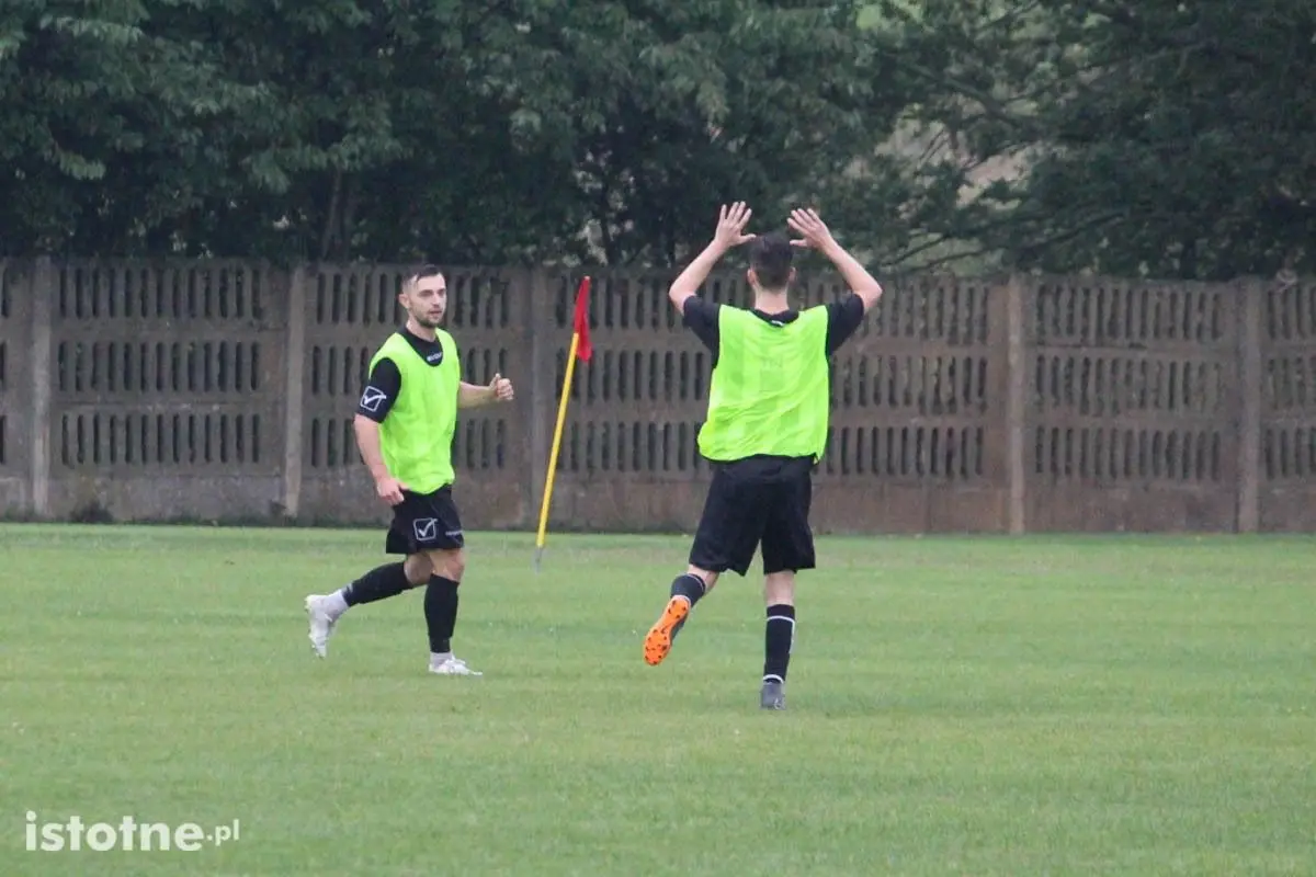 BKS pewnie wygrywa sparing KS Stare Jaroszowice