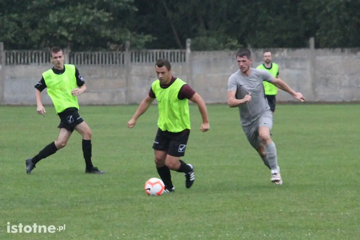 BKS pewnie wygrywa sparing KS Stare Jaroszowice
