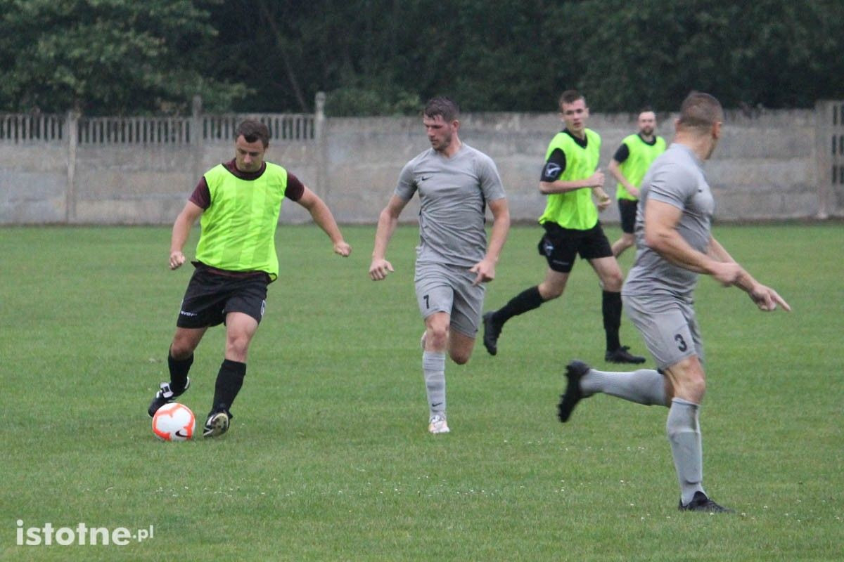 BKS pewnie wygrywa sparing KS Stare Jaroszowice