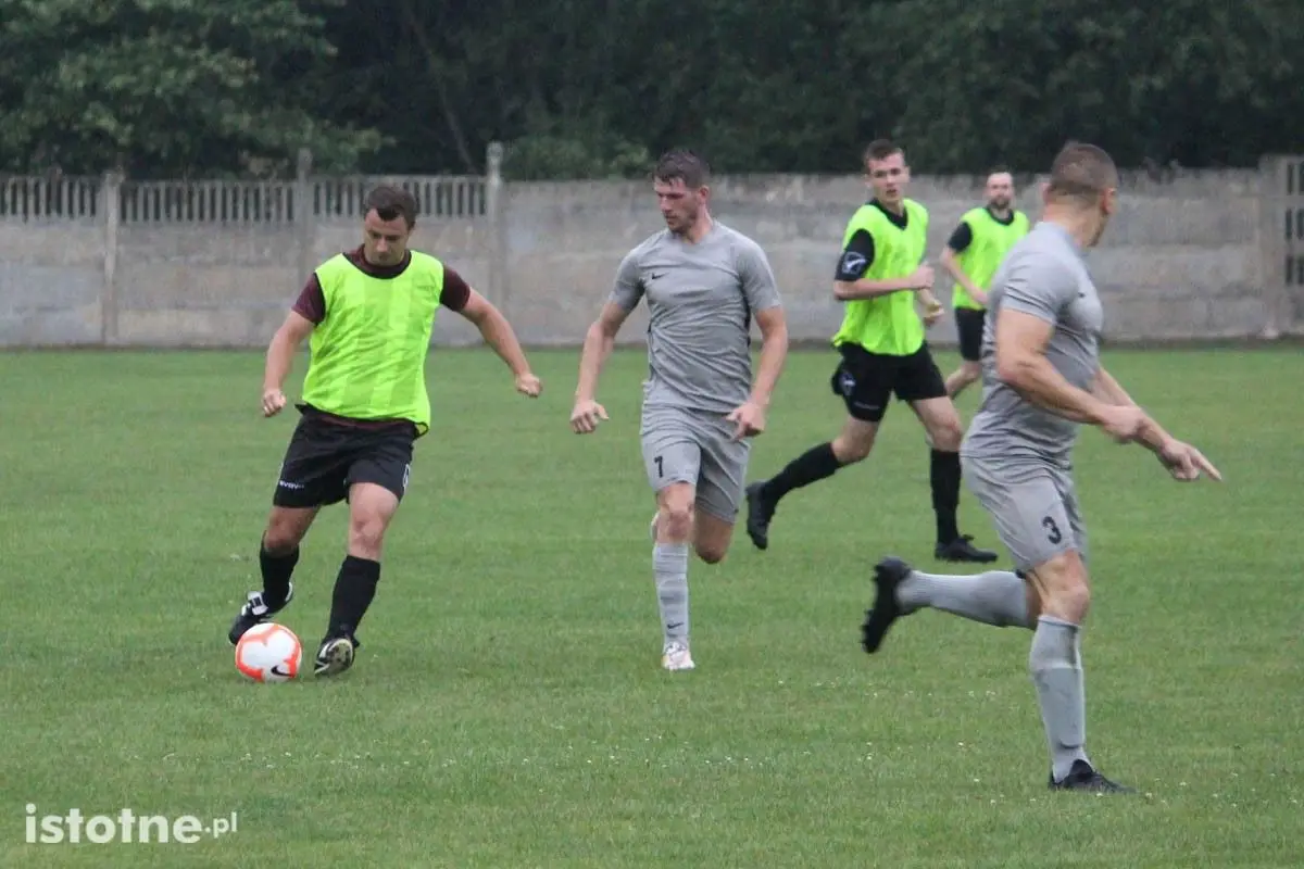 BKS pewnie wygrywa sparing KS Stare Jaroszowice