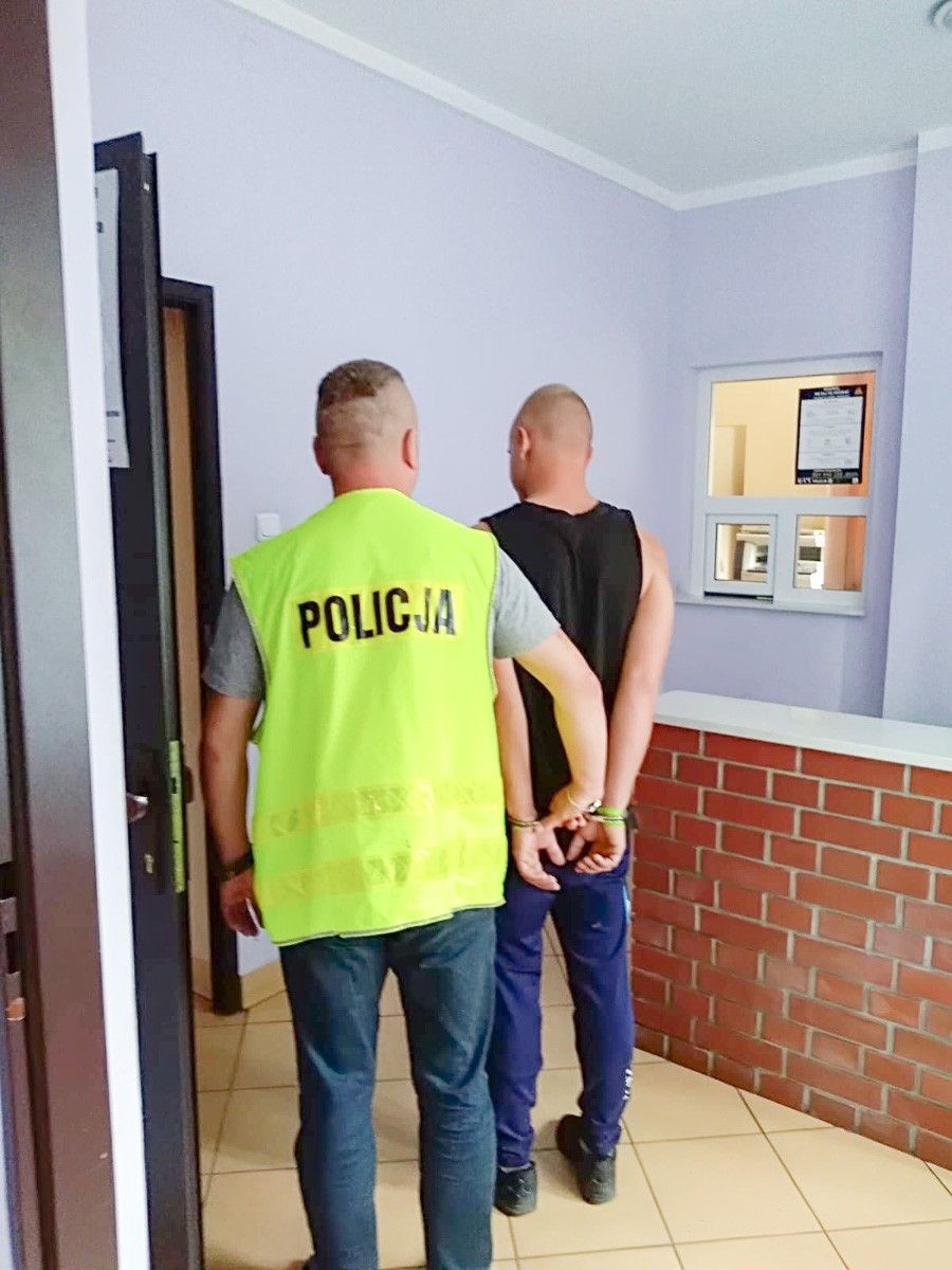 Zniszczył 8 znaków drogowych w Nowogrodźcu. 20-letni wandal zatrzymany