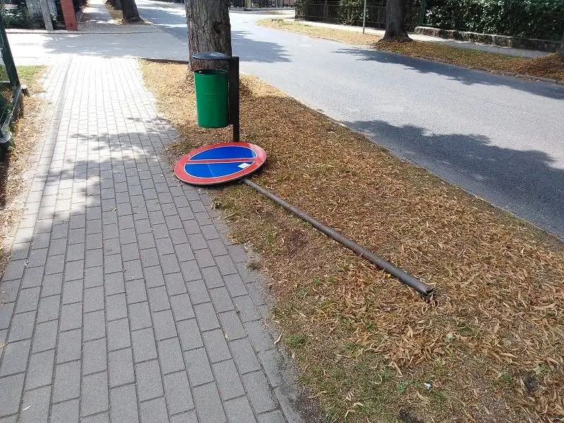 Zniszczył 8 znaków drogowych w Nowogrodźcu. 20-letni wandal zatrzymany