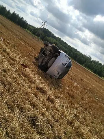 Ford wypadł z drogi. Kierowca był pijany