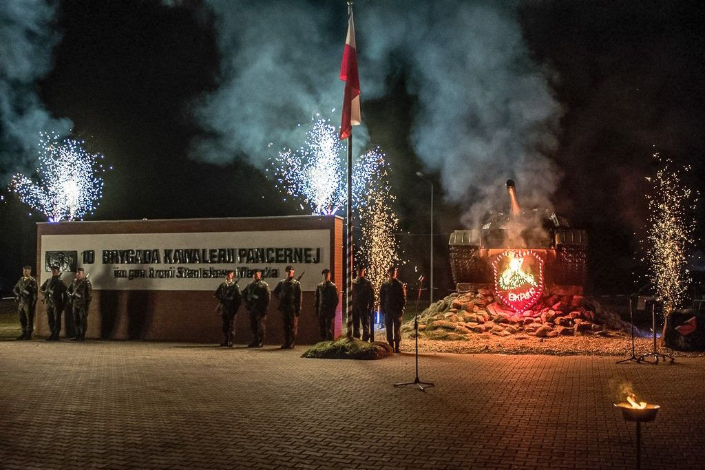 Pancerniacy świętowali po zmroku