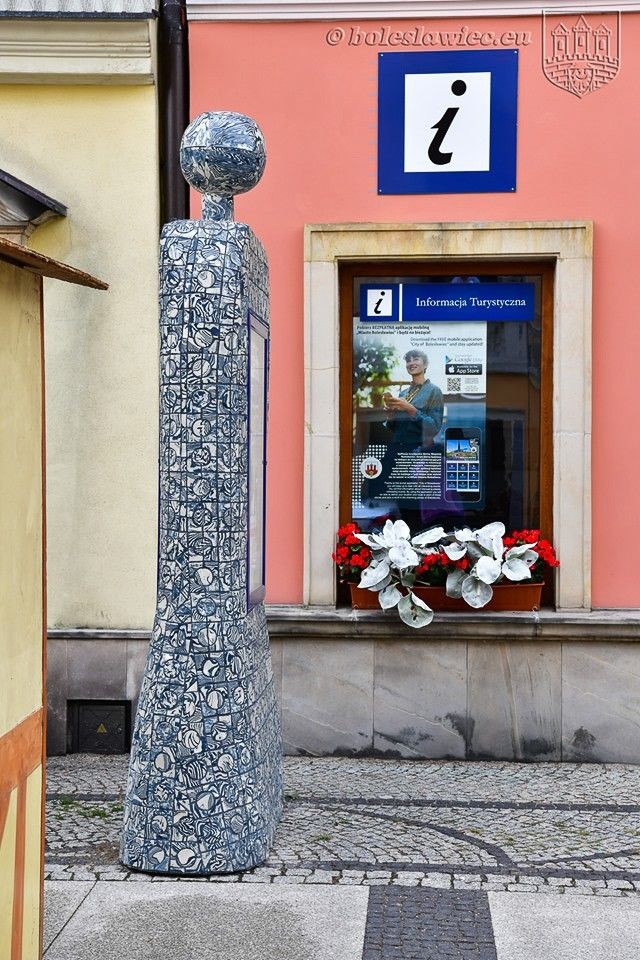Ceramiczny słup ogłoszeniowy w Rynku