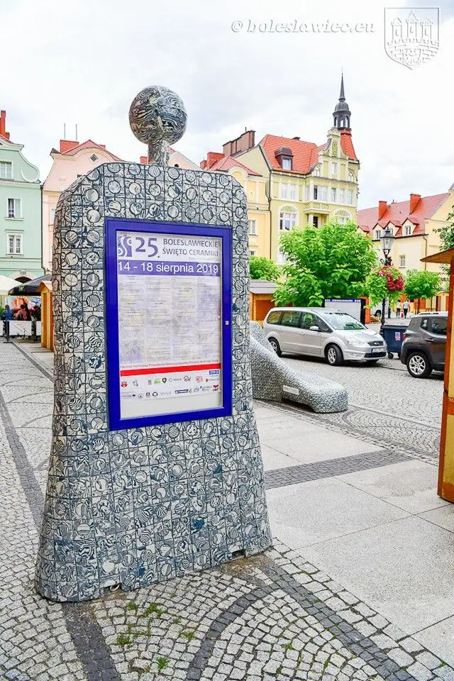 Ceramiczny słup ogłoszeniowy w Rynku