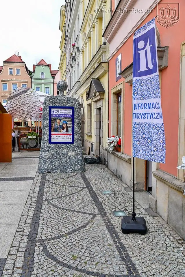 Ceramiczny słup ogłoszeniowy w Rynku