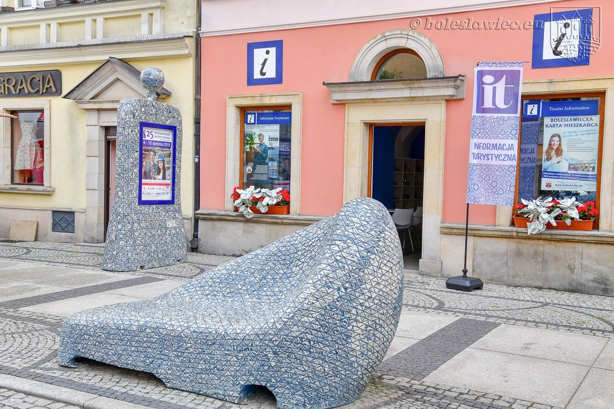 Ceramiczny słup ogłoszeniowy w Rynku