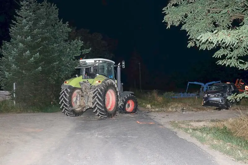 Ciągnik uderzył w osobówkę. 34-latek trafił do szpitala