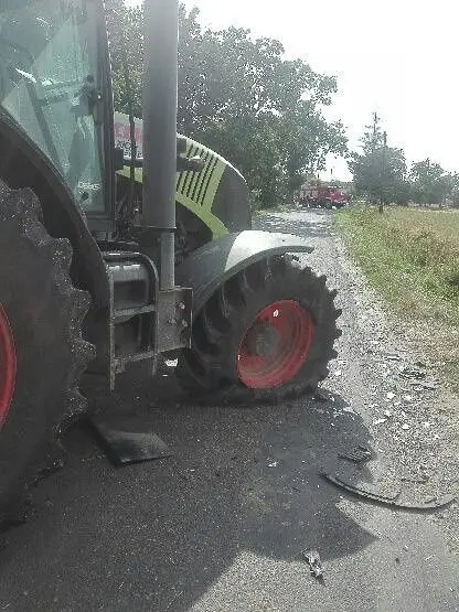 Ciągnik uderzył w osobówkę. 34-latek trafił do szpitala