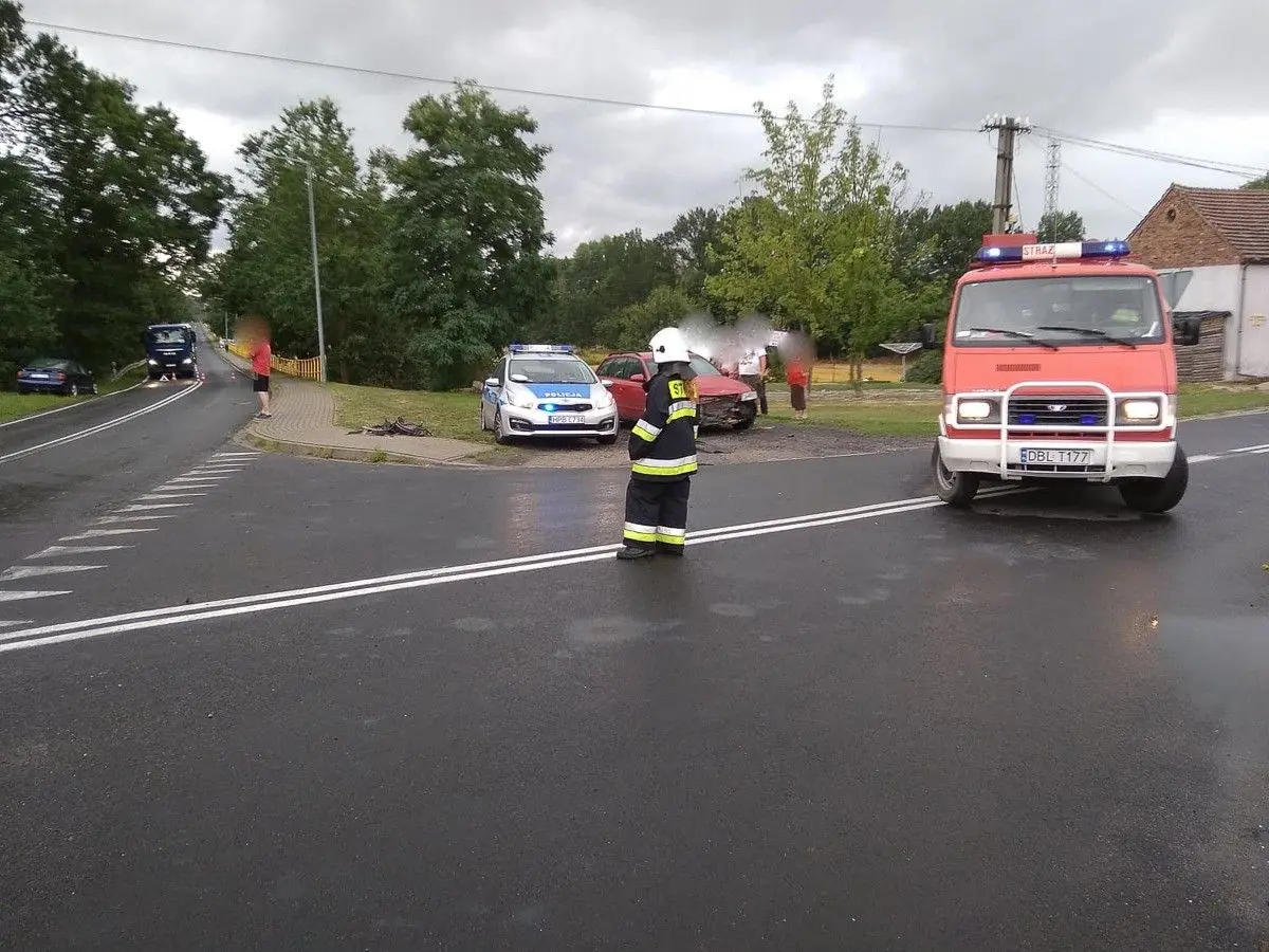 Kolizja dwóch aut w Nowogrodźcu