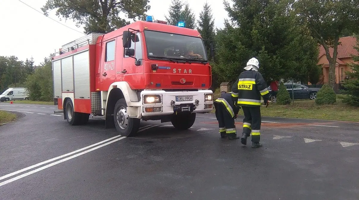 Kolizja dwóch aut w Nowogrodźcu