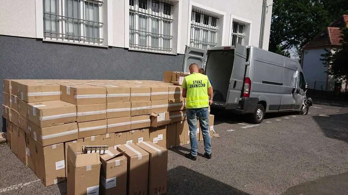 Przemytnik uciekał przed mundurowymi, zderzył się ze śmieciarką