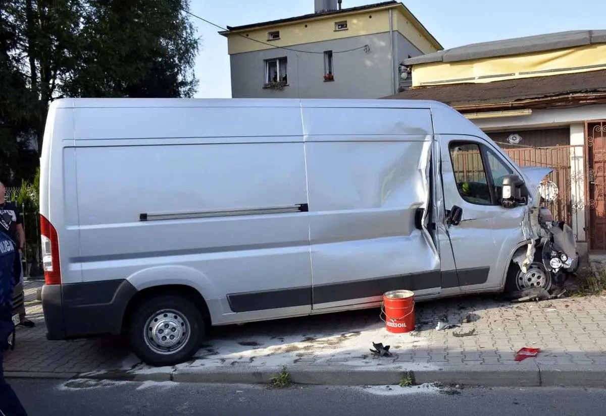 Przemytnik uciekał przed mundurowymi, zderzył się ze śmieciarką