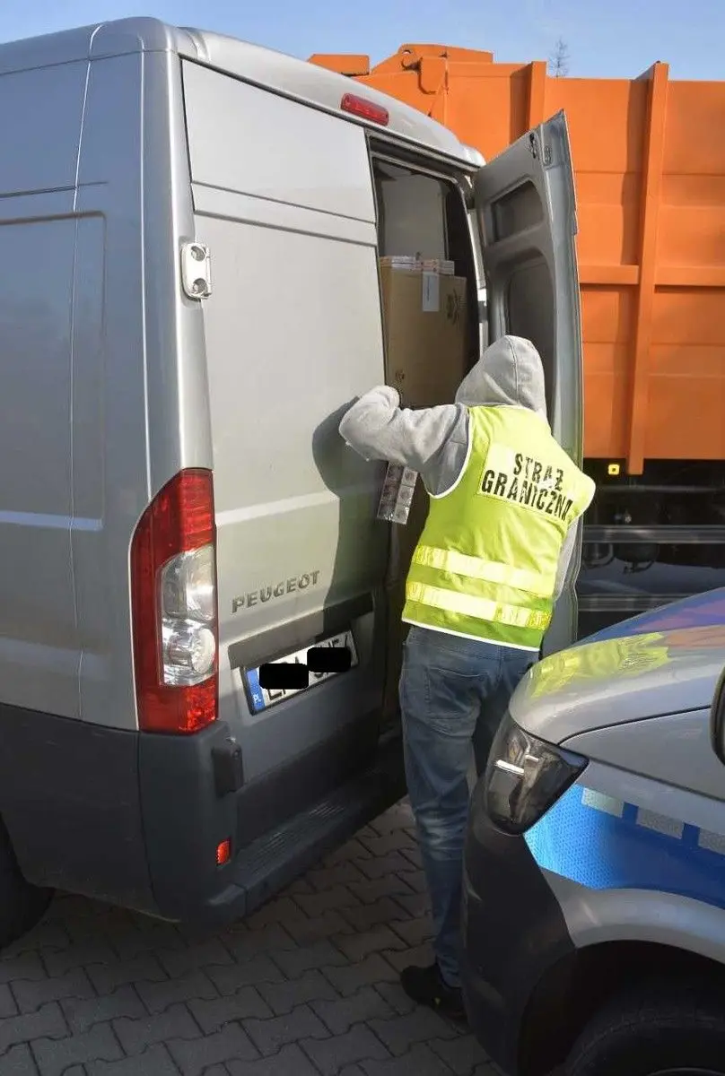 Przemytnik uciekał przed mundurowymi, zderzył się ze śmieciarką