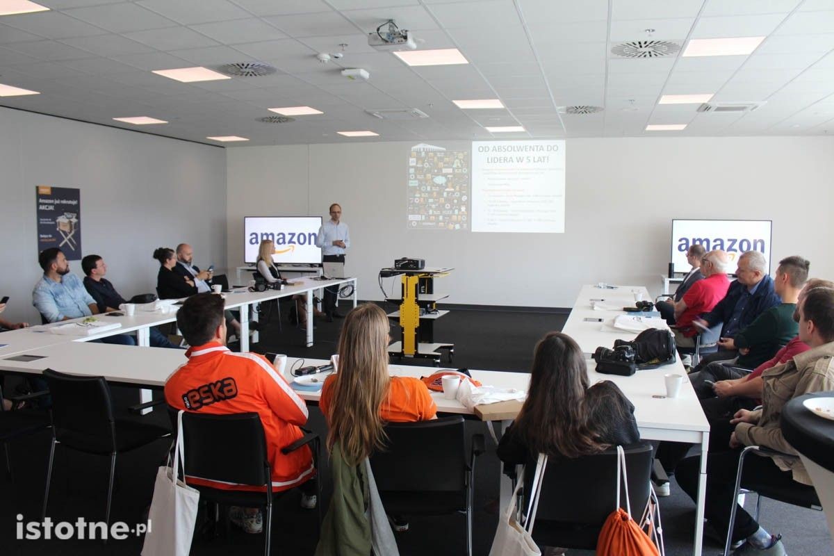 Briefing prasowy w Centrum Amazon w Okmianach