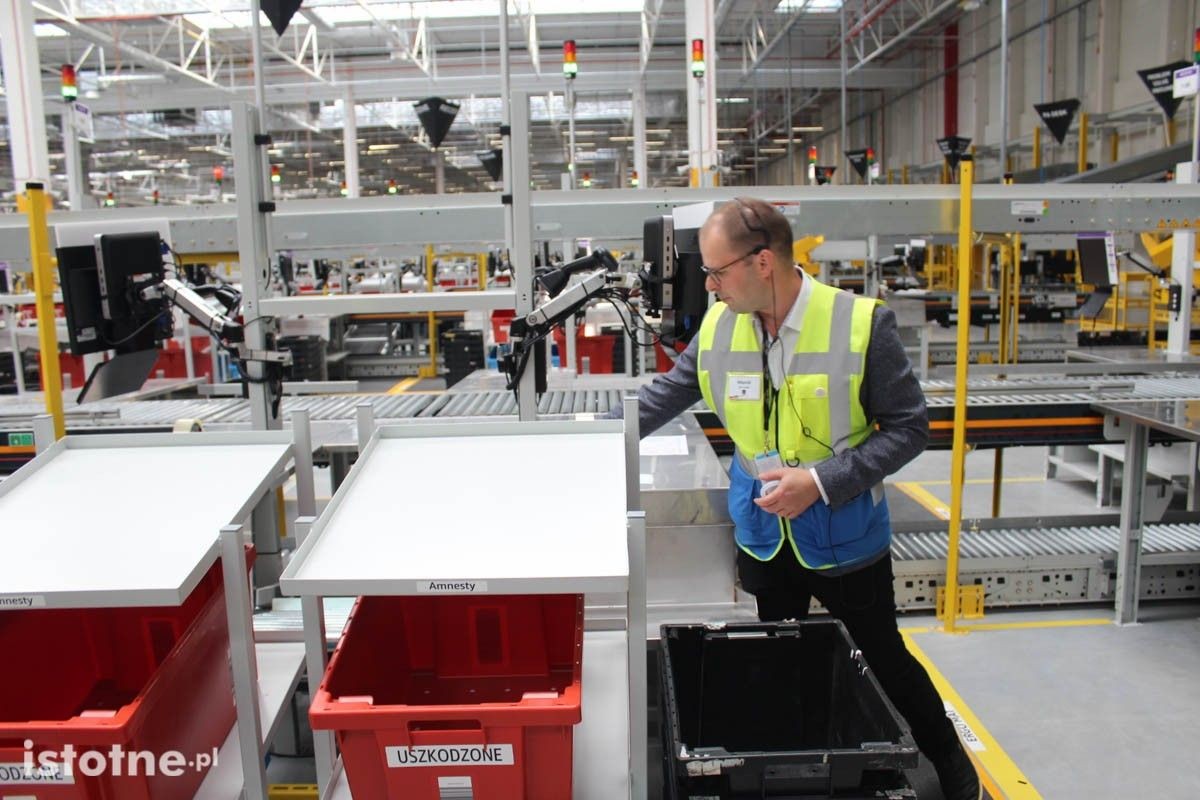 Briefing prasowy w Centrum Amazon w Okmianach