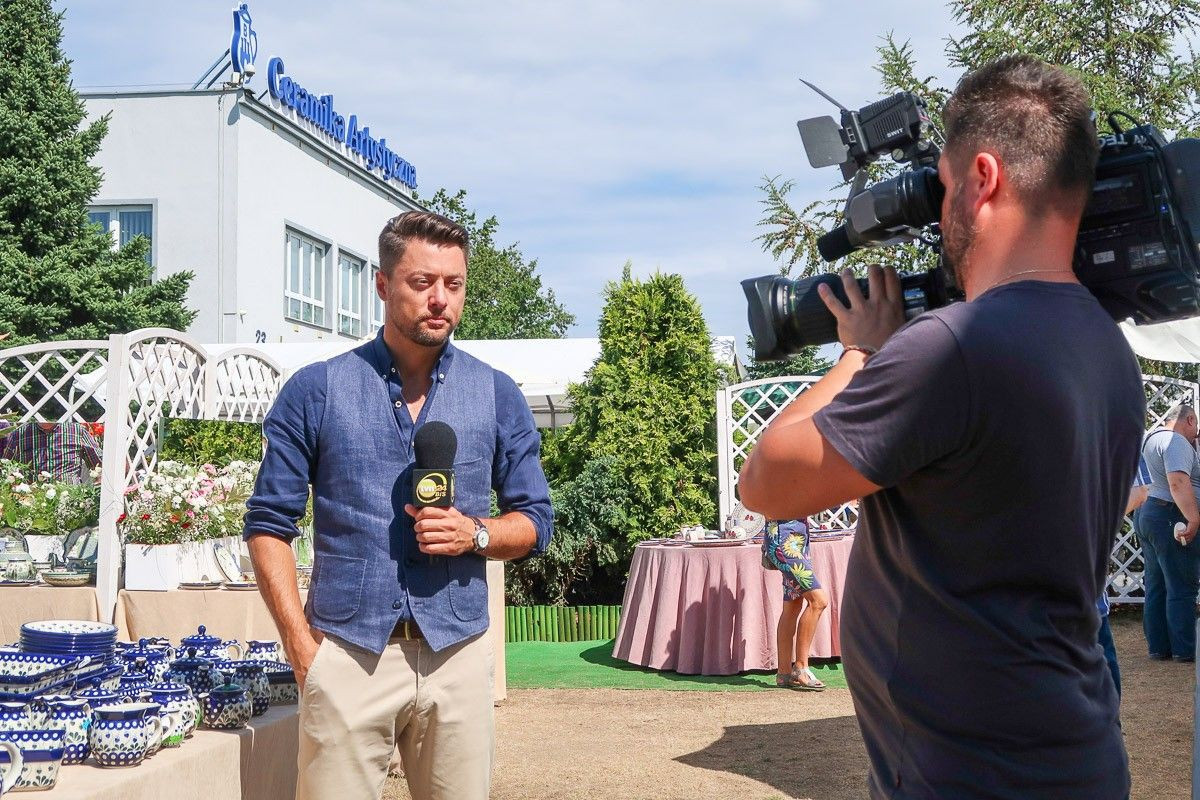 Maciej Dolega prezentuje prognozę pogody na terenie ogrodu Ceramiki Artystycznej