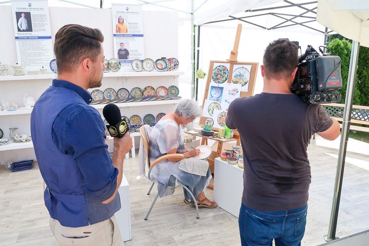 Maciej Dolega prezentuje prognozę pogody na terenie ogrodu Ceramiki Artystycznej