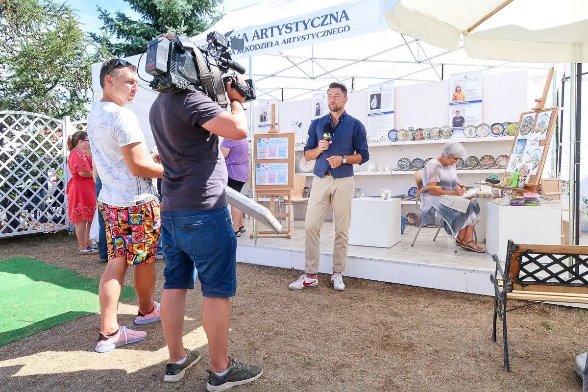 Maciej Dolega prezentuje prognozę pogody na terenie ogrodu Ceramiki Artystycznej