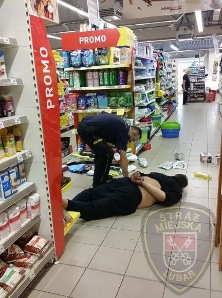 Nożownik w markecie