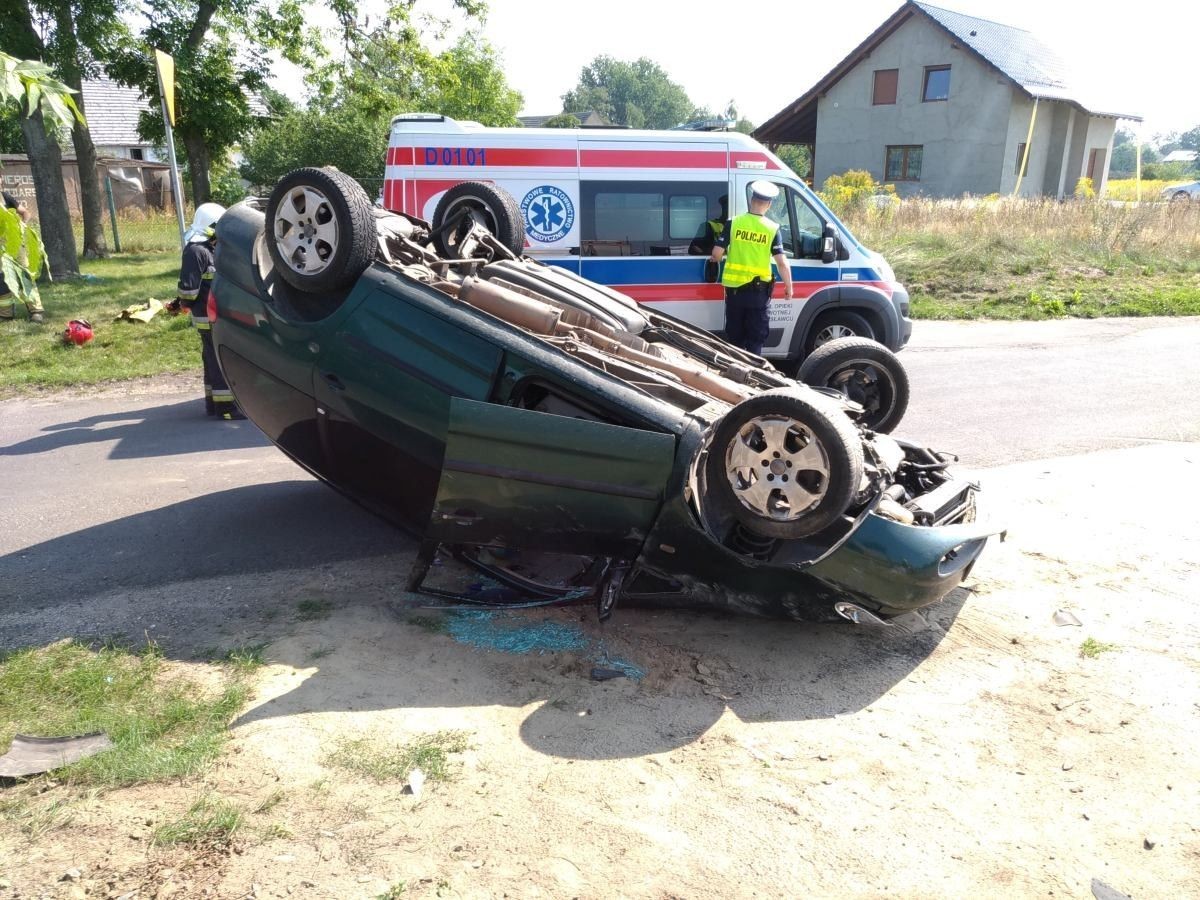 Wypadek w Kraśniku. Seat dachował