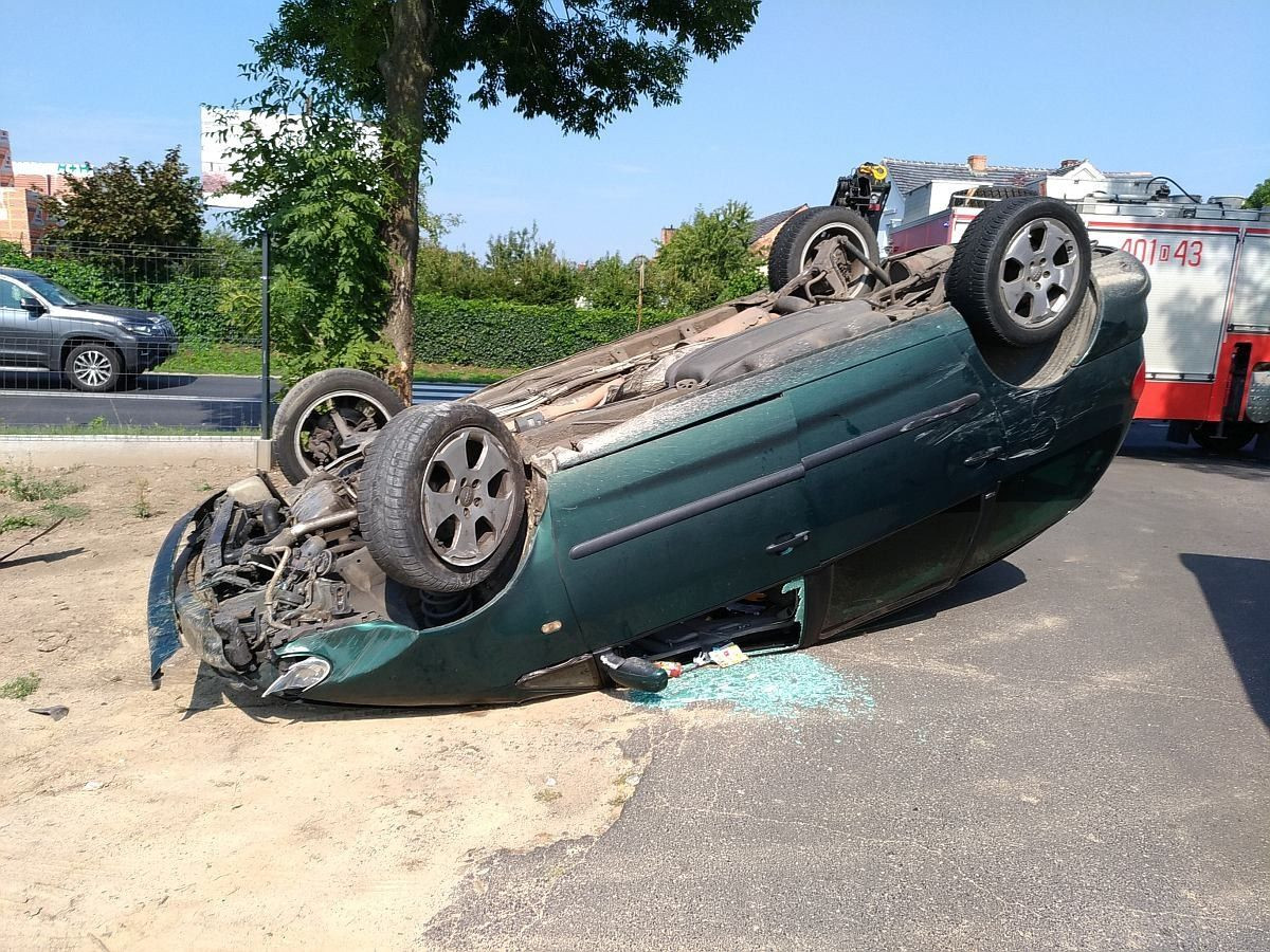 Wypadek w Kraśniku. Seat dachował