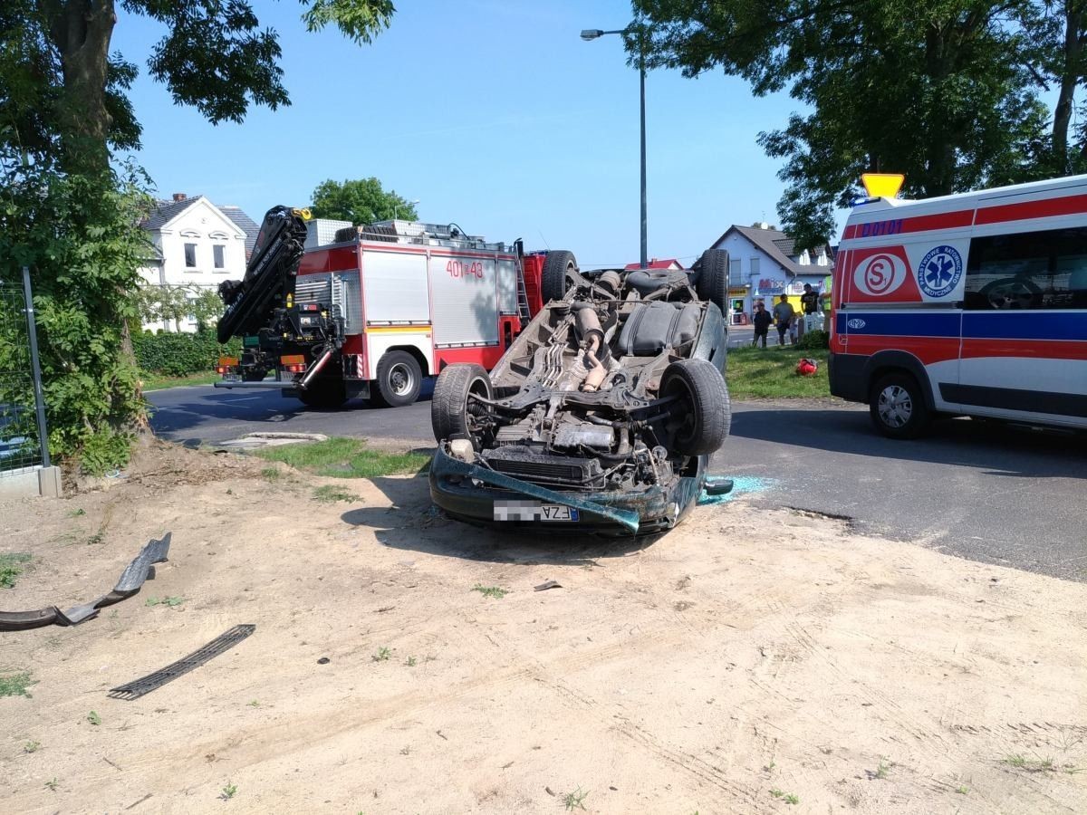 Wypadek w Kraśniku. Seat dachował