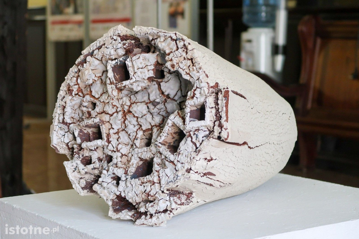 Prace ceramiczne artystów 55 Pleneru Ceramiczno-Rzeźbiarskiego