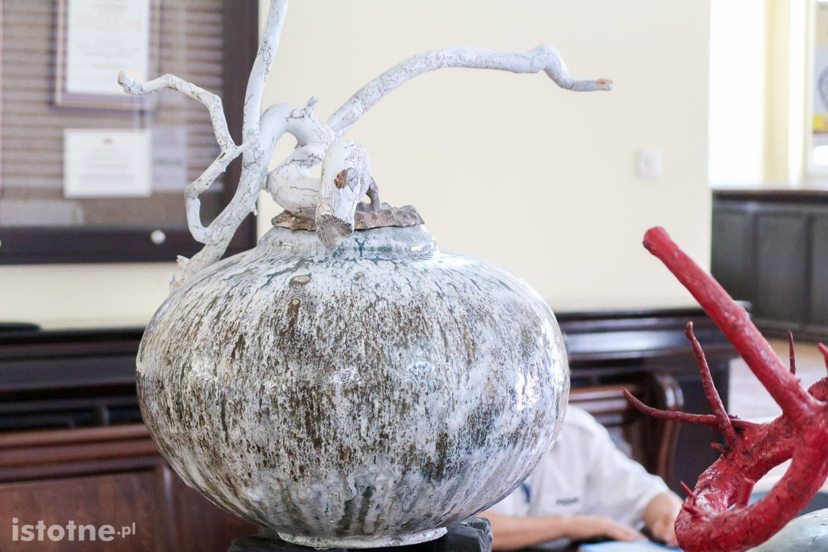 Prace ceramiczne artystów 55 Pleneru Ceramiczno-Rzeźbiarskiego