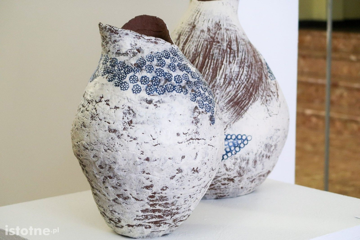 Prace ceramiczne artystów 55 Pleneru Ceramiczno-Rzeźbiarskiego