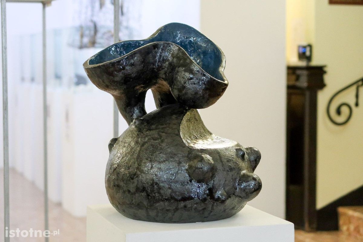 Prace ceramiczne artystów 55 Pleneru Ceramiczno-Rzeźbiarskiego