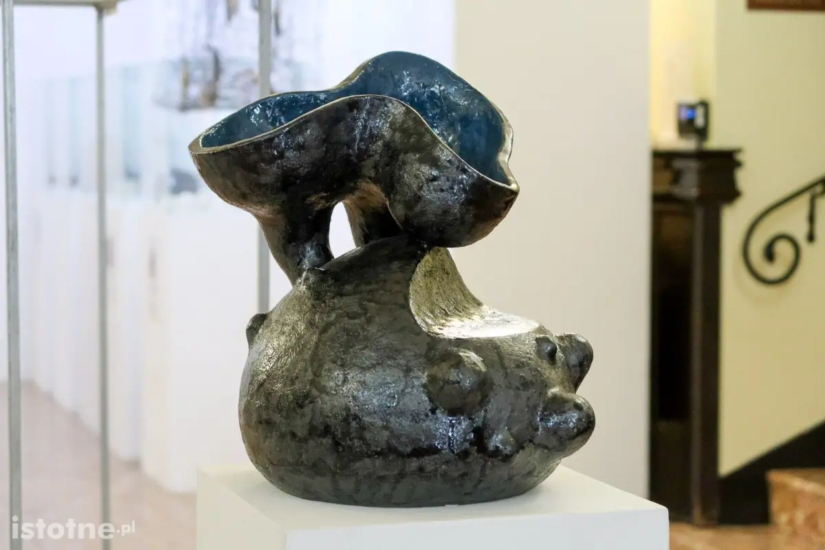 Prace ceramiczne artystów 55 Pleneru Ceramiczno-Rzeźbiarskiego