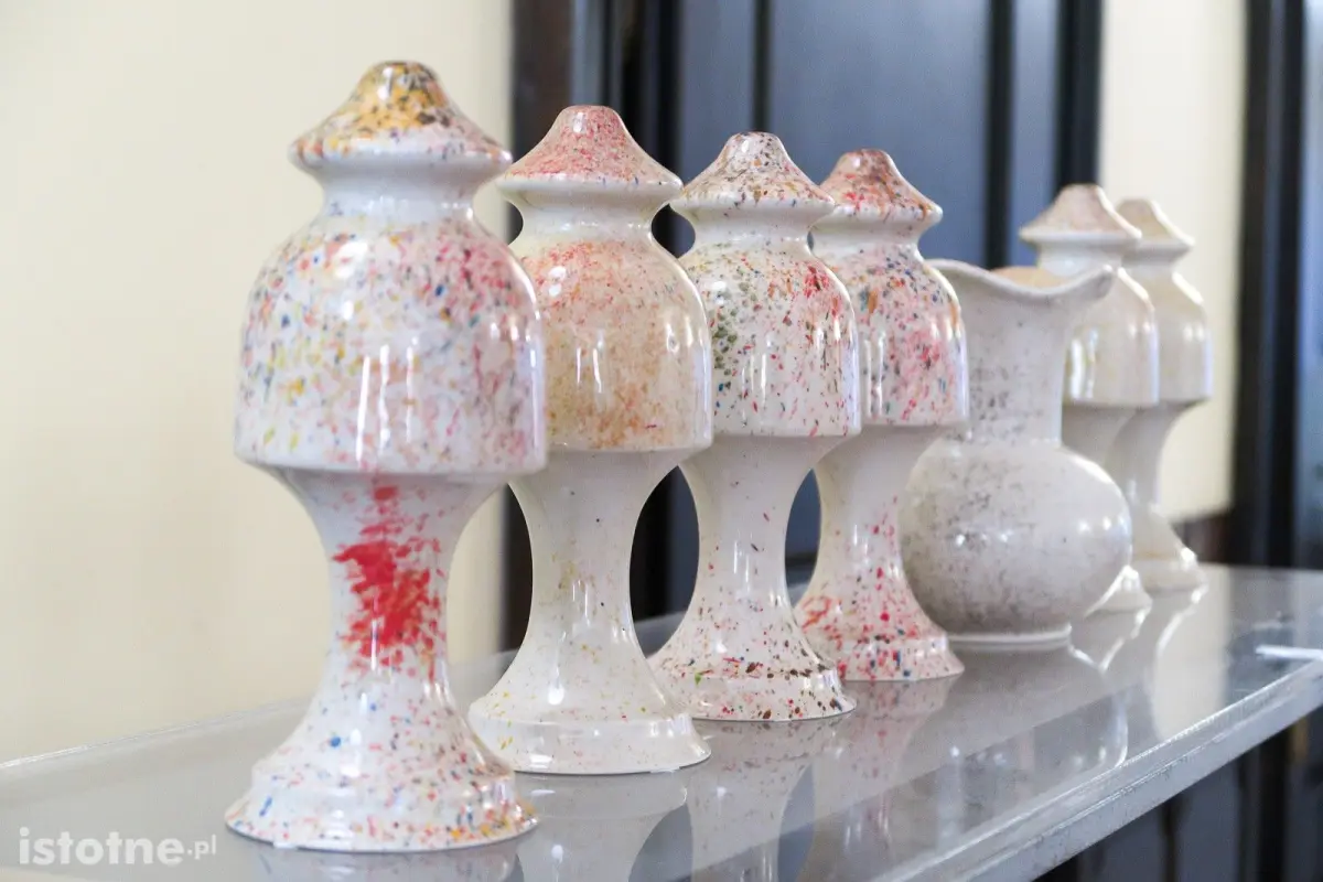 Prace ceramiczne artystów 55 Pleneru Ceramiczno-Rzeźbiarskiego