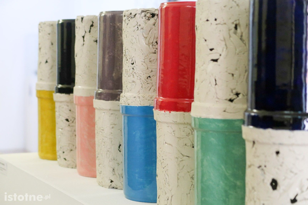 Prace ceramiczne artystów 55 Pleneru Ceramiczno-Rzeźbiarskiego