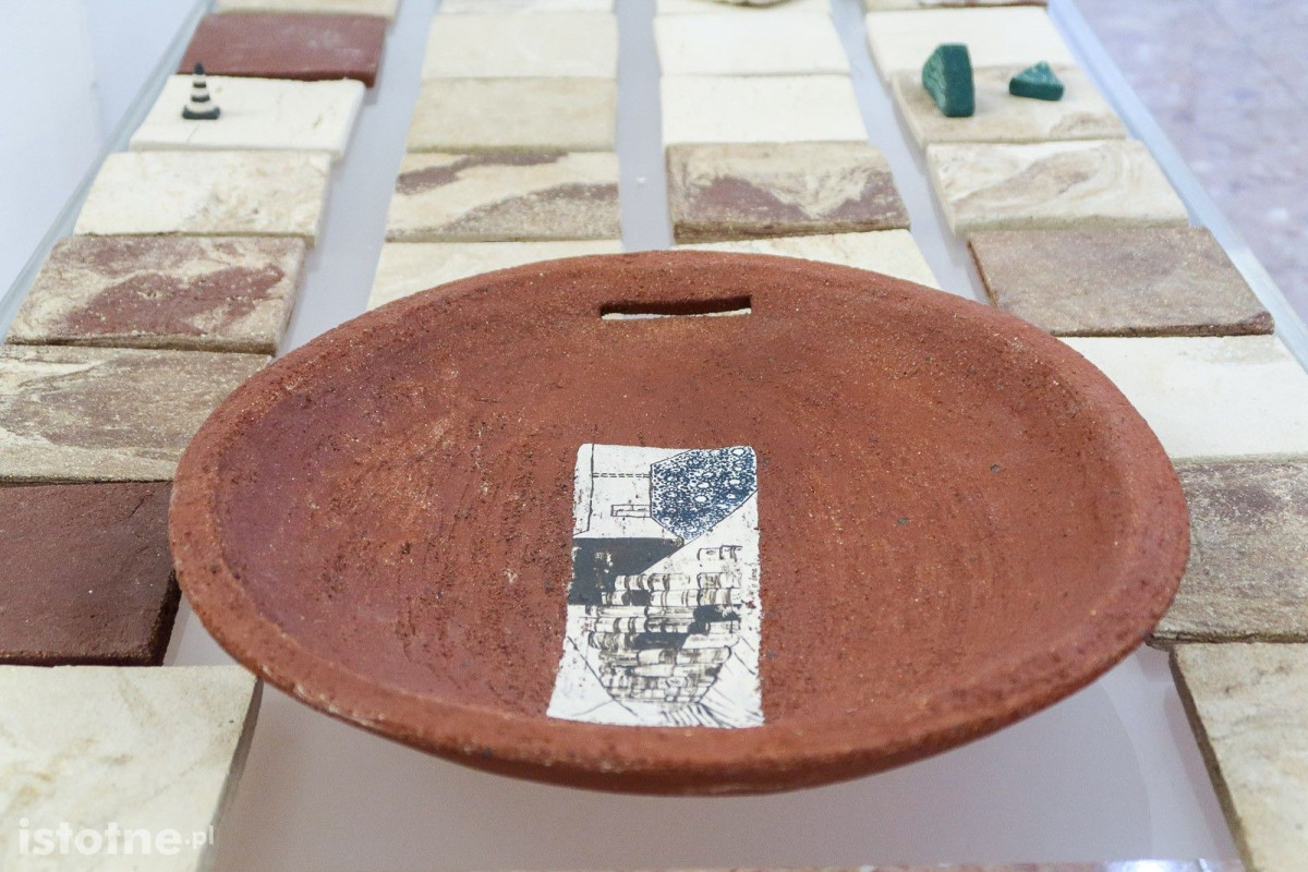 Prace ceramiczne artystów 55 Pleneru Ceramiczno-Rzeźbiarskiego